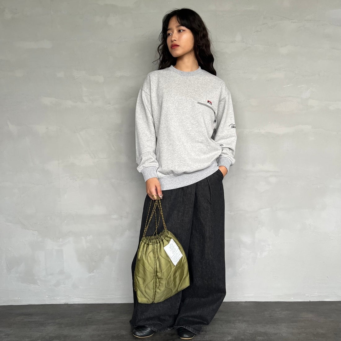 JEANSFACTORY × NANGA [ジーンズファクトリー × ナンガ] 別注 ワンポイントロゴ刺繍 ジップポケットスウェット [NW2503-JF] GRAY &&モデル身長：162cm 着用サイズ：S&&