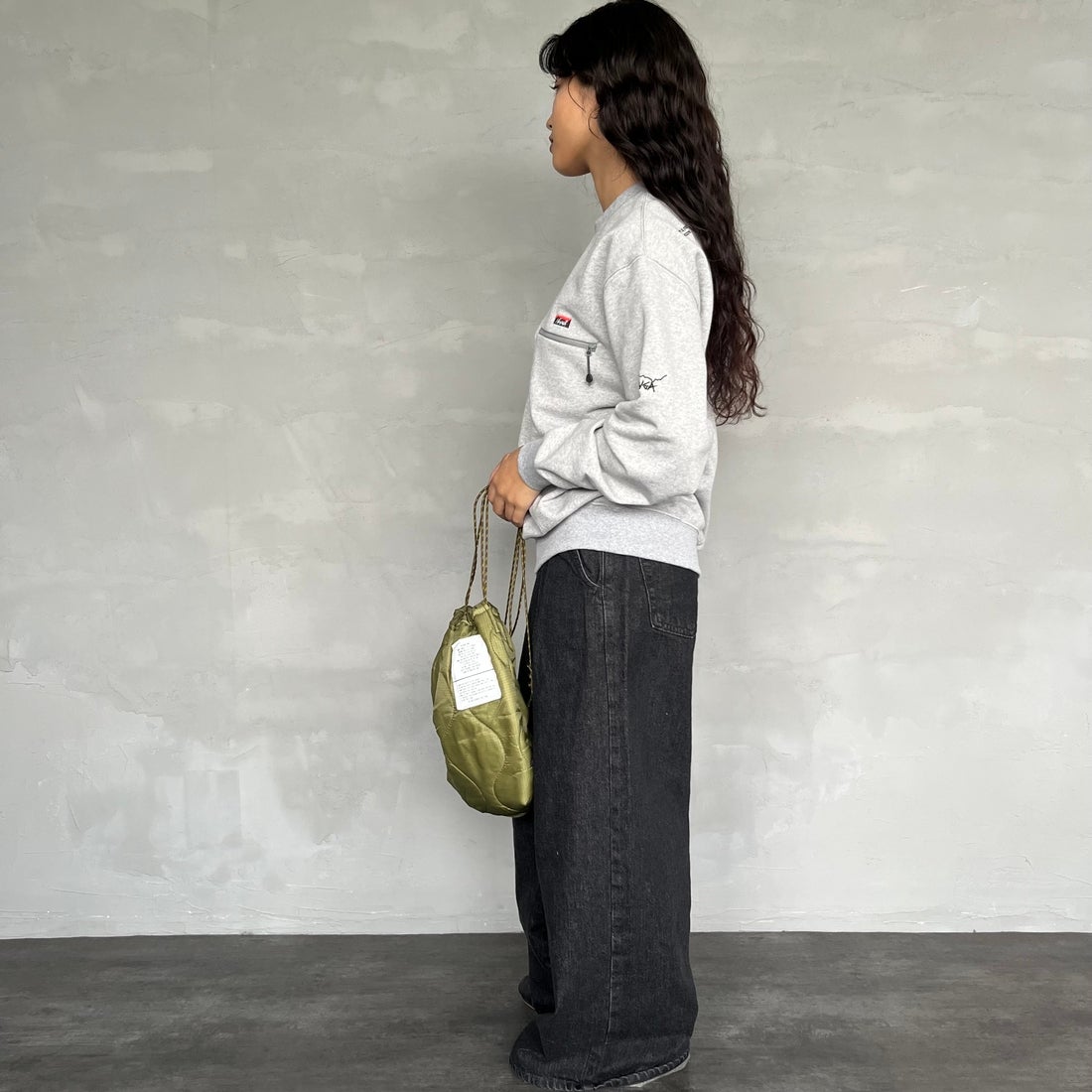 JEANSFACTORY × NANGA [ジーンズファクトリー × ナンガ] 別注 ワンポイントロゴ刺繍 ジップポケットスウェット [NW2503-JF] GRAY &&モデル身長：162cm 着用サイズ：S&&