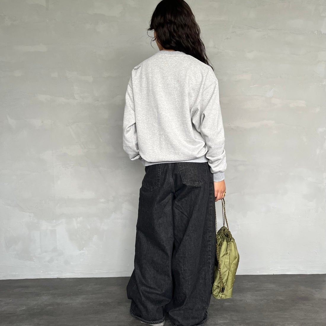 JEANSFACTORY × NANGA [ジーンズファクトリー × ナンガ] 別注 ワンポイントロゴ刺繍 ジップポケットスウェット [NW2503-JF] GRAY &&モデル身長：162cm 着用サイズ：S&&