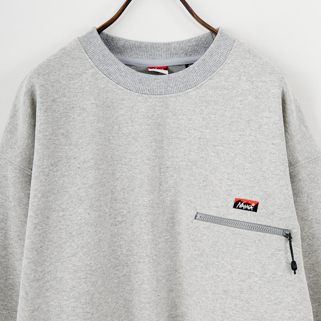 JEANSFACTORY × NANGA [ジーンズファクトリー × ナンガ] 別注 ワンポイントロゴ刺繍 ジップポケットスウェット [NW2503-JF] GRAY