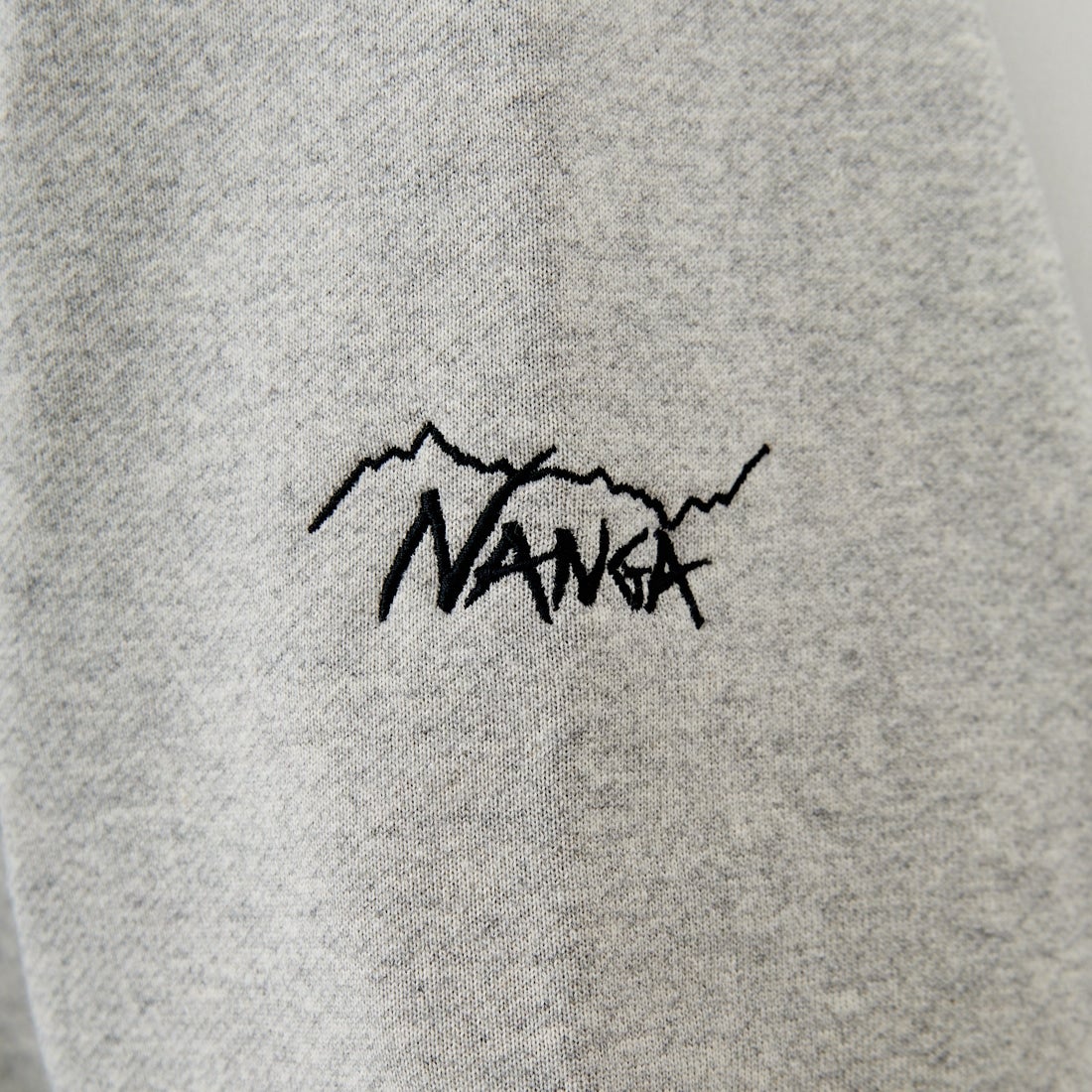 JEANSFACTORY × NANGA [ジーンズファクトリー × ナンガ] 別注 ワンポイントロゴ刺繍 ジップポケットスウェット [NW2503-JF] GRAY