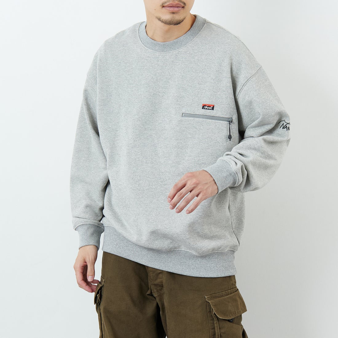 JEANSFACTORY × NANGA [ジーンズファクトリー × ナンガ] 別注 ワンポイントロゴ刺繍 ジップポケットスウェット [NW2503-JF] GRAY &&モデル身長：168cm 着用サイズ：M&&