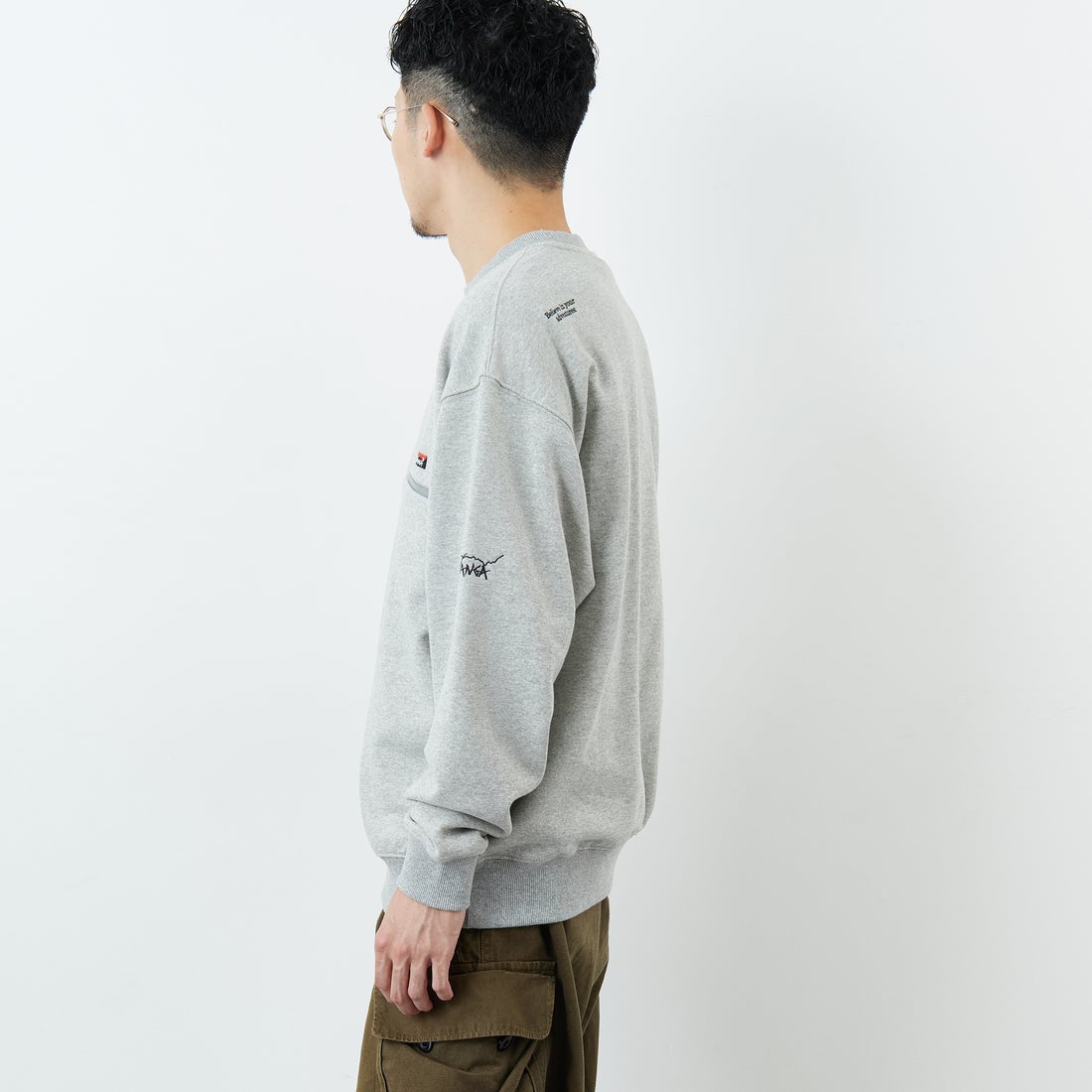 JEANSFACTORY × NANGA [ジーンズファクトリー × ナンガ] 別注 ワンポイントロゴ刺繍 ジップポケットスウェット [NW2503-JF] GRAY &&モデル身長：168cm 着用サイズ：M&&