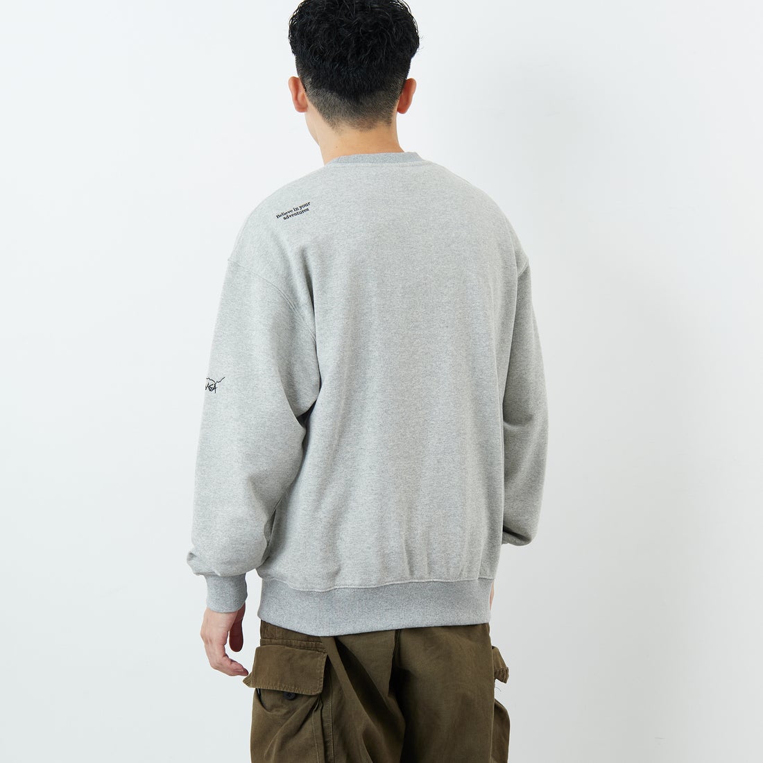 JEANSFACTORY × NANGA [ジーンズファクトリー × ナンガ] 別注 ワンポイントロゴ刺繍 ジップポケットスウェット [NW2503-JF] GRAY &&モデル身長：168cm 着用サイズ：M&&