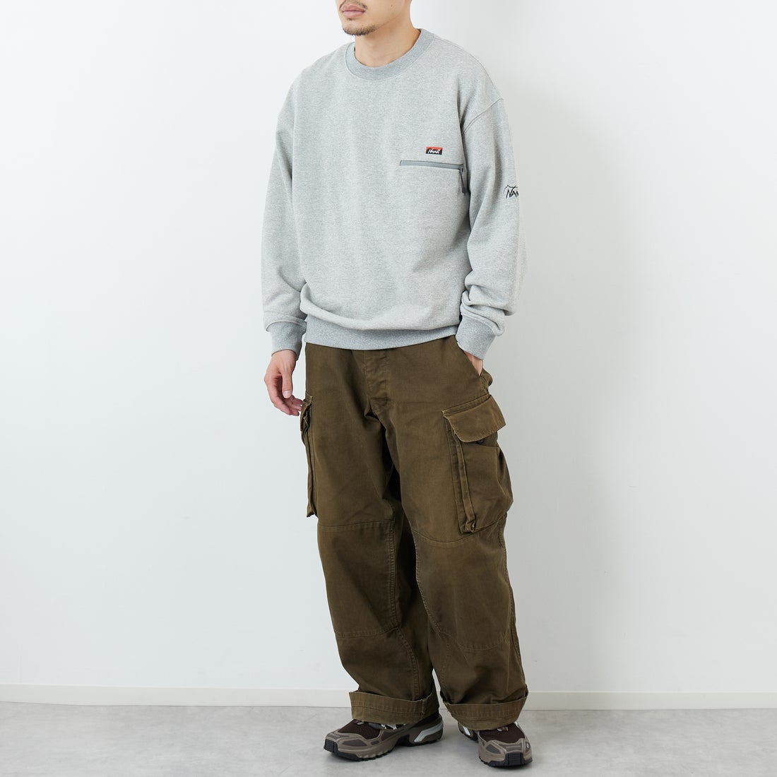 JEANSFACTORY × NANGA [ジーンズファクトリー × ナンガ] 別注 ワンポイントロゴ刺繍 ジップポケットスウェット [NW2503-JF] GRAY &&モデル身長：168cm 着用サイズ：M&&