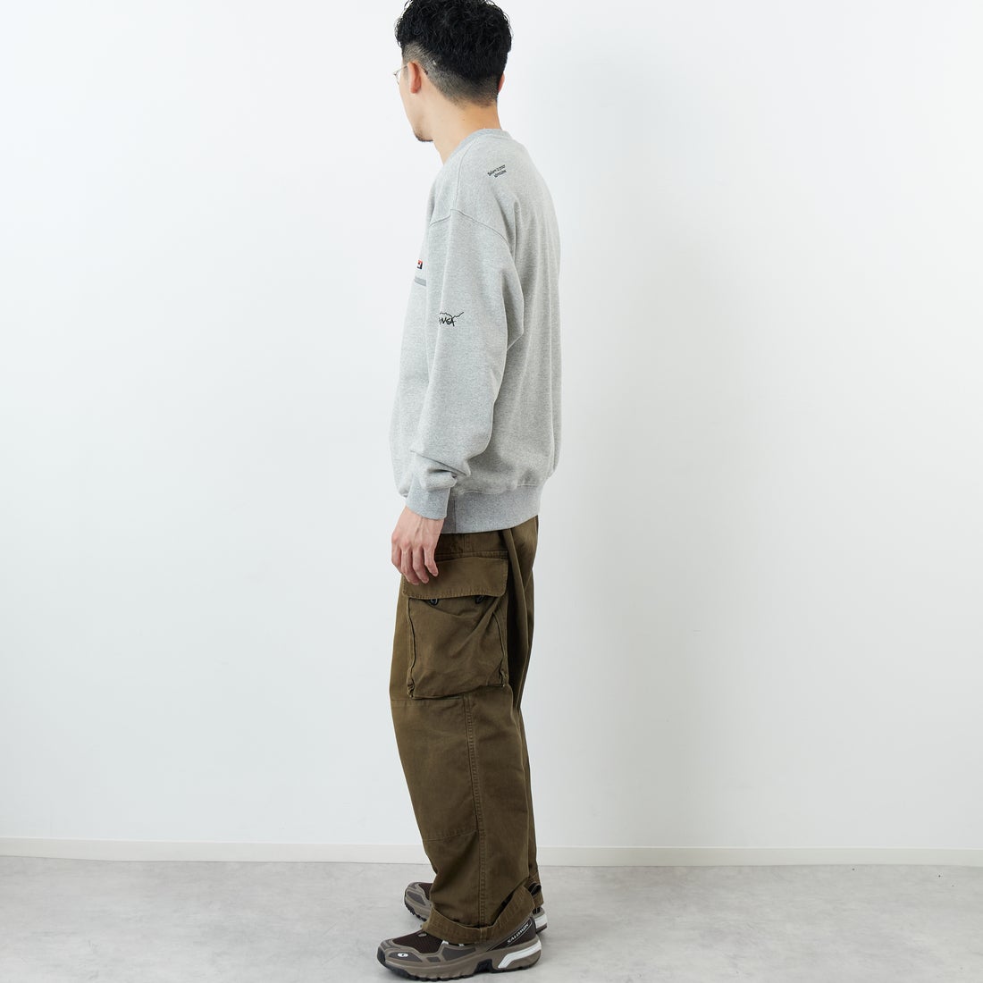 JEANSFACTORY × NANGA [ジーンズファクトリー × ナンガ] 別注 ワンポイントロゴ刺繍 ジップポケットスウェット [NW2503-JF] GRAY &&モデル身長：168cm 着用サイズ：M&&