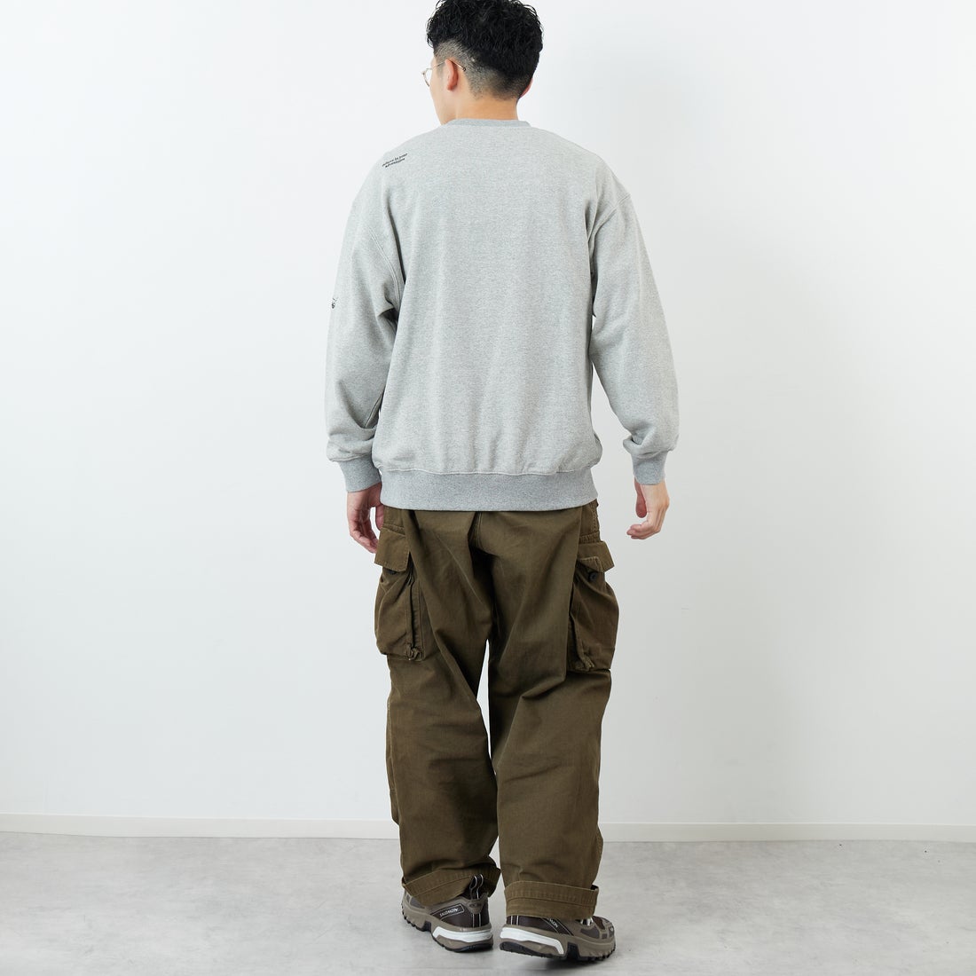 JEANSFACTORY × NANGA [ジーンズファクトリー × ナンガ] 別注 ワンポイントロゴ刺繍 ジップポケットスウェット [NW2503-JF] GRAY &&モデル身長：168cm 着用サイズ：M&&