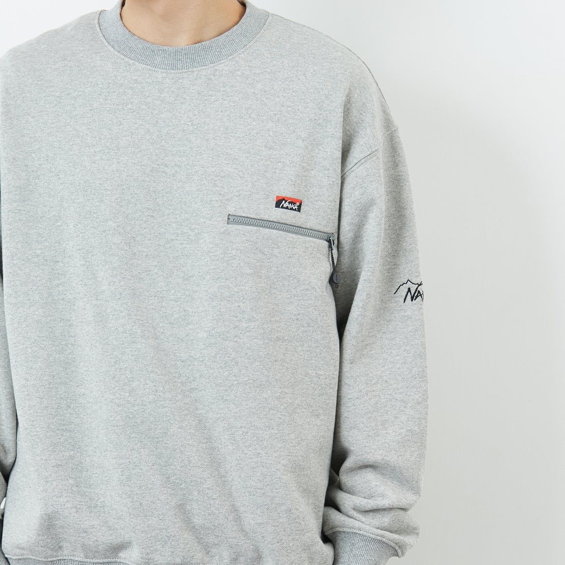 JEANSFACTORY × NANGA [ジーンズファクトリー × ナンガ] 別注 ワンポイントロゴ刺繍 ジップポケットスウェット [NW2503-JF] GRAY