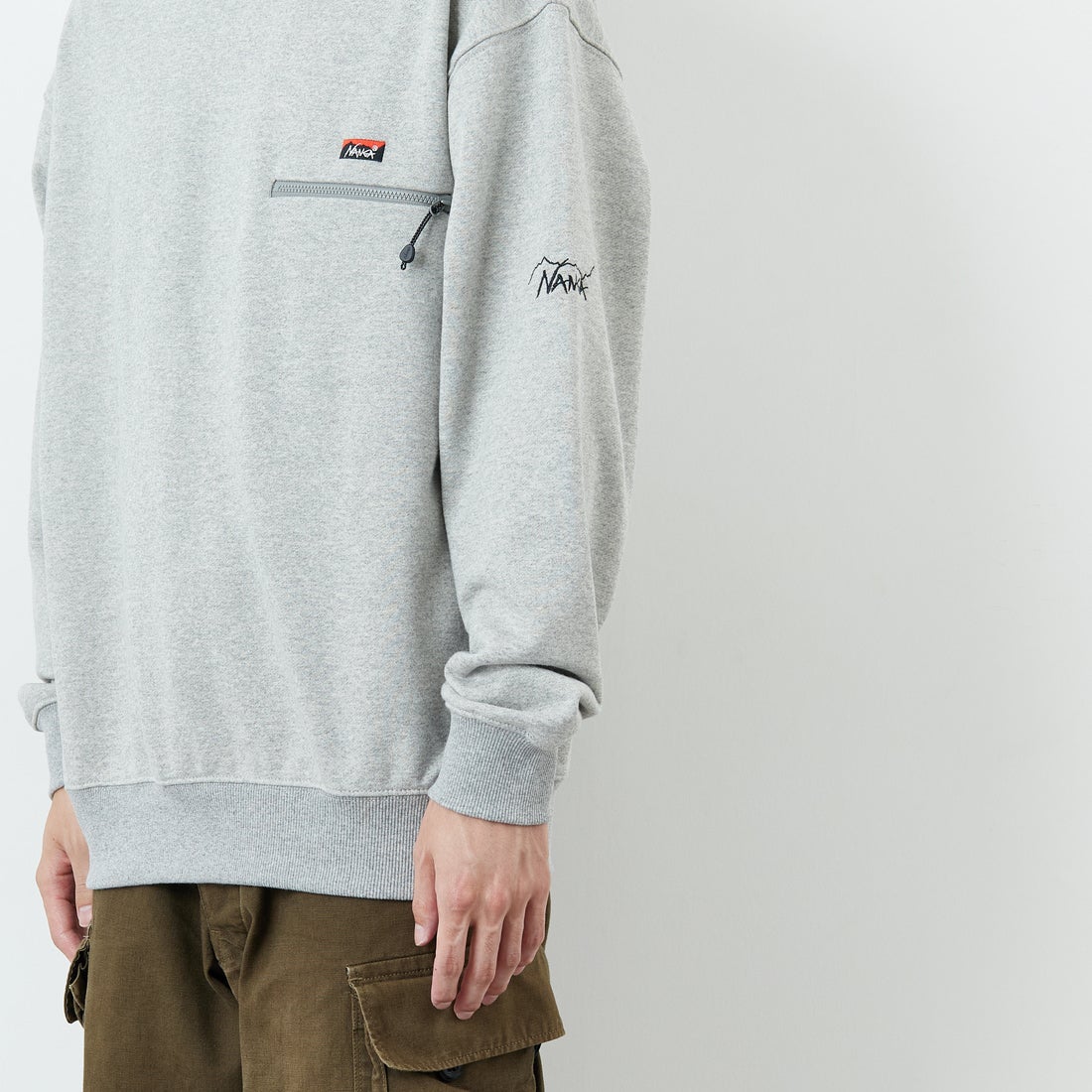 JEANSFACTORY × NANGA [ジーンズファクトリー × ナンガ] 別注 ワンポイントロゴ刺繍 ジップポケットスウェット [NW2503-JF] GRAY