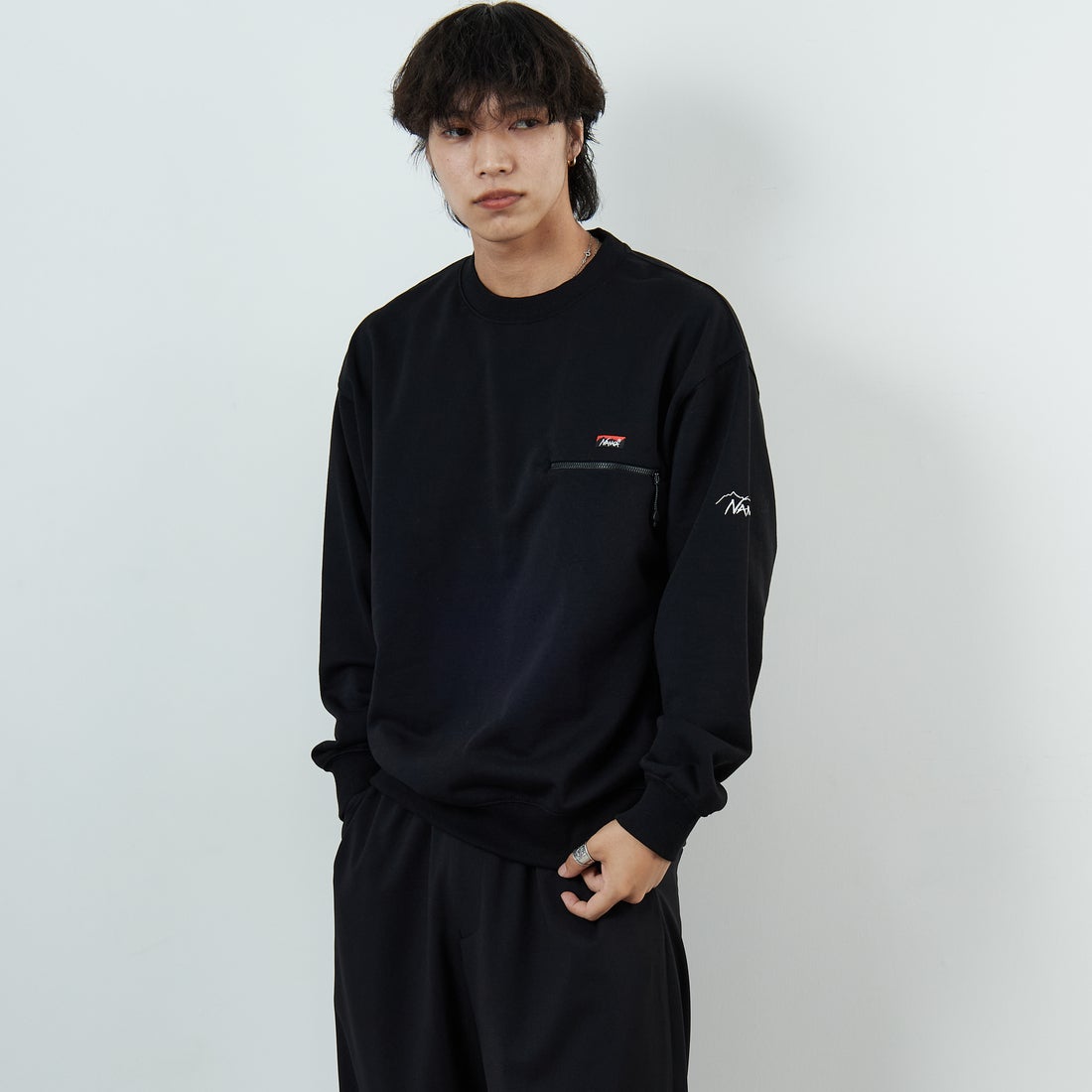 JEANSFACTORY × NANGA [ジーンズファクトリー × ナンガ] 別注 ワンポイントロゴ刺繍 ジップポケットスウェット [NW2503-JF] BLACK &&モデル身長：179cm 着用サイズ：L&&