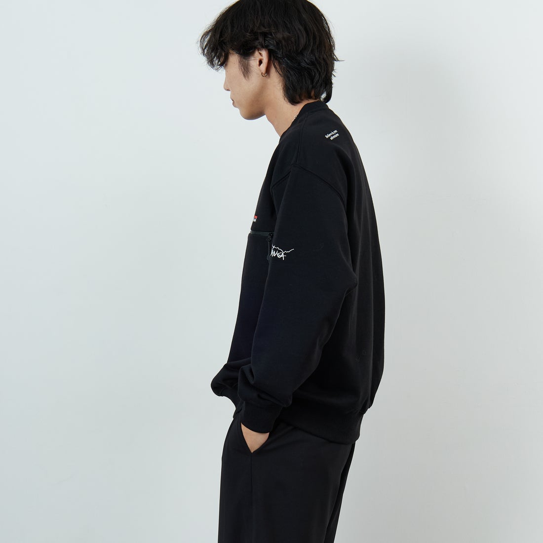 JEANSFACTORY × NANGA [ジーンズファクトリー × ナンガ] 別注 ワンポイントロゴ刺繍 ジップポケットスウェット [NW2503-JF] BLACK &&モデル身長：179cm 着用サイズ：L&&