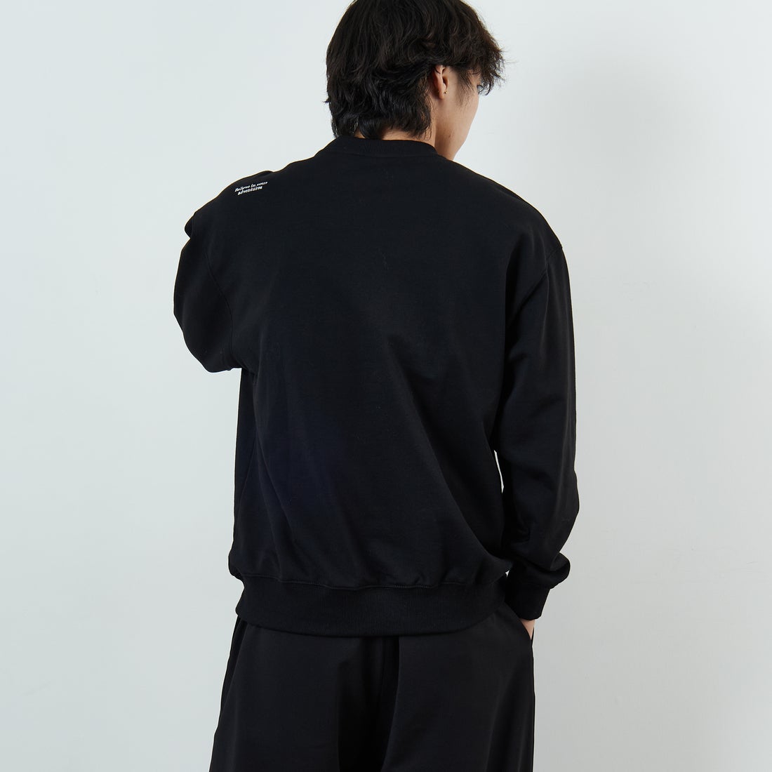 JEANSFACTORY × NANGA [ジーンズファクトリー × ナンガ] 別注 ワンポイントロゴ刺繍 ジップポケットスウェット [NW2503-JF] BLACK &&モデル身長：179cm 着用サイズ：L&&