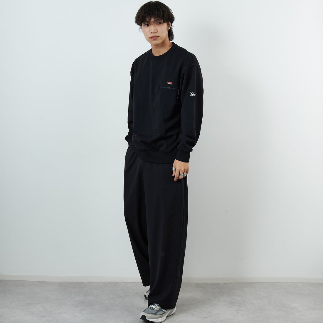 JEANSFACTORY × NANGA [ジーンズファクトリー × ナンガ] 別注 ワンポイントロゴ刺繍 ジップポケットスウェット [NW2503-JF] BLACK &&モデル身長：179cm 着用サイズ：L&&