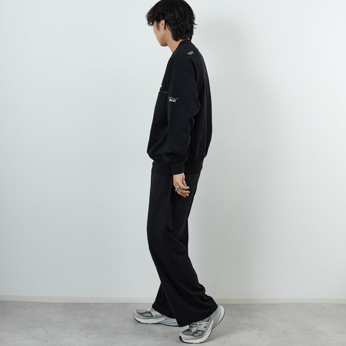 JEANSFACTORY × NANGA [ジーンズファクトリー × ナンガ] 別注 ワンポイントロゴ刺繍 ジップポケットスウェット [NW2503-JF] BLACK &&モデル身長：179cm 着用サイズ：L&&