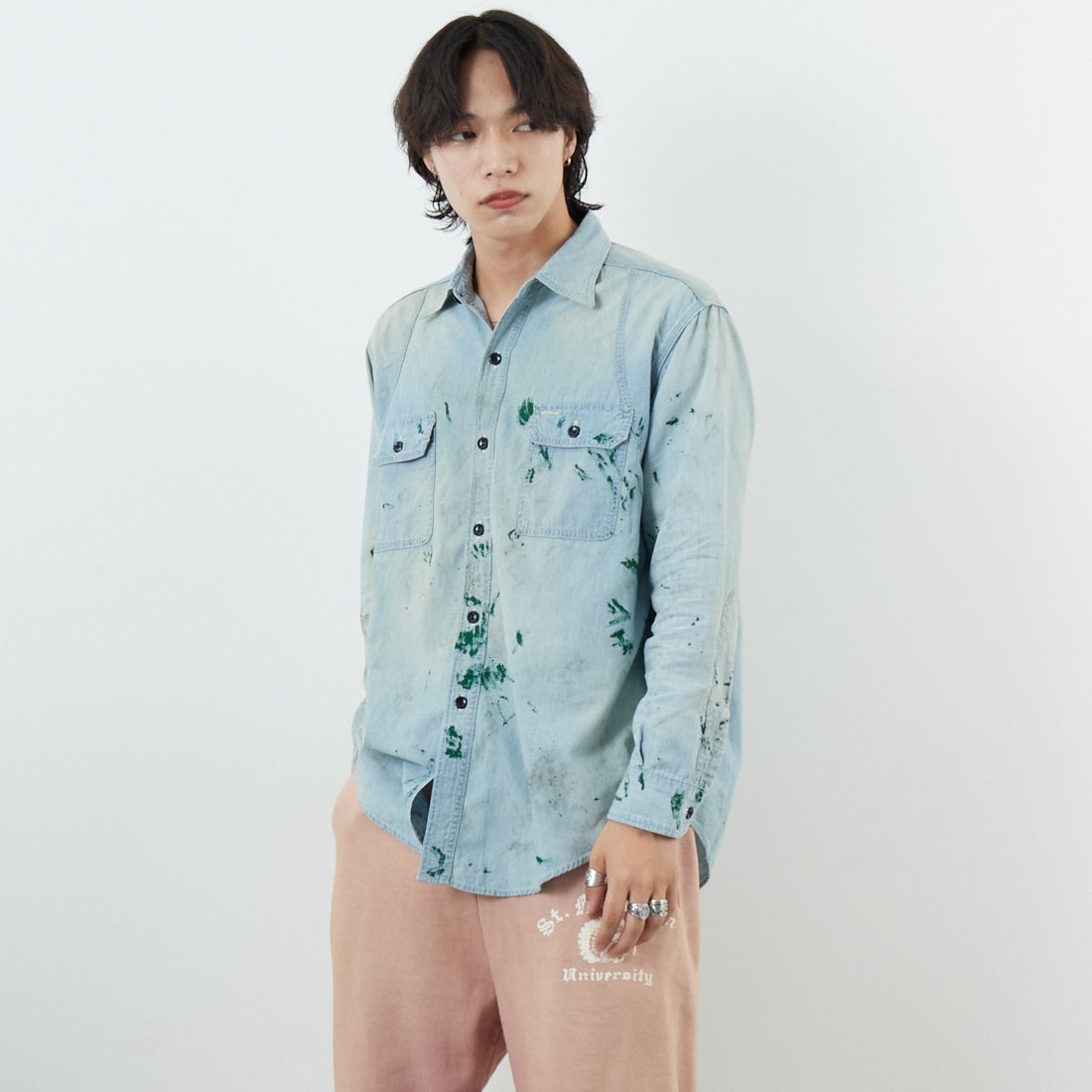 BOW WOW [バウワウ] ペイントステインドシャンブレーシャツ [BW252-PSCSV] AGED INDIG &&モデル身長：179cm 着用サイズ：M&&