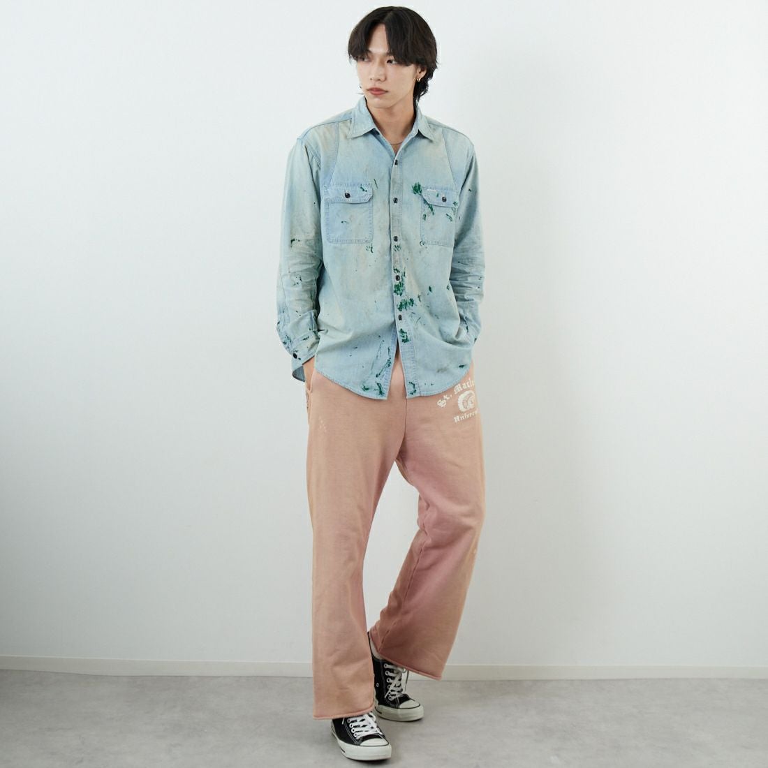 BOW WOW [バウワウ] ペイントステインドシャンブレーシャツ [BW252-PSCSV] AGED INDIG &&モデル身長：179cm 着用サイズ：M&&