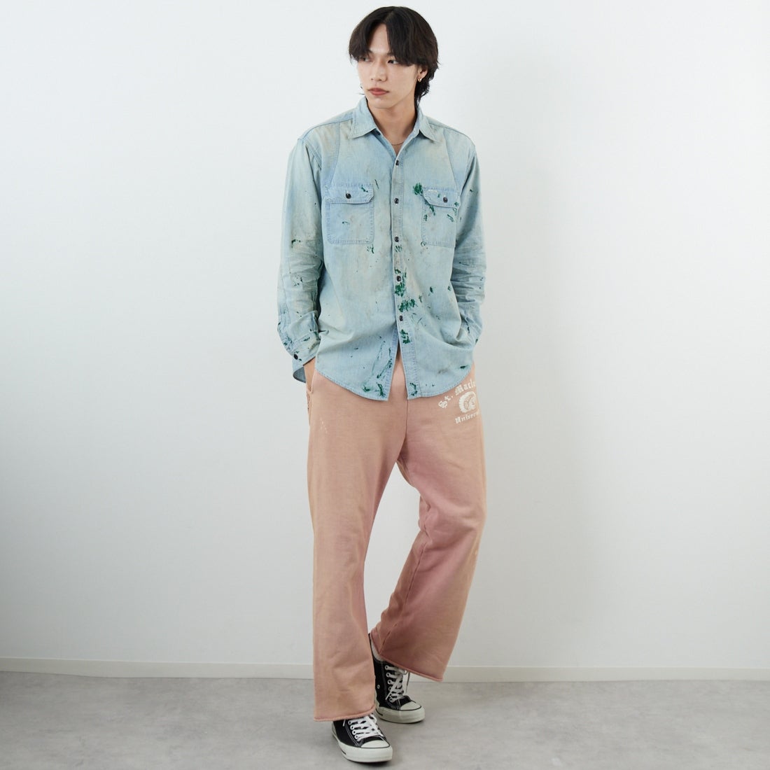 BOW WOW [バウワウ] ペイントステインドシャンブレーシャツ [BW252-PSCSV] AGED INDIG &&モデル身長：179cm 着用サイズ：M&&