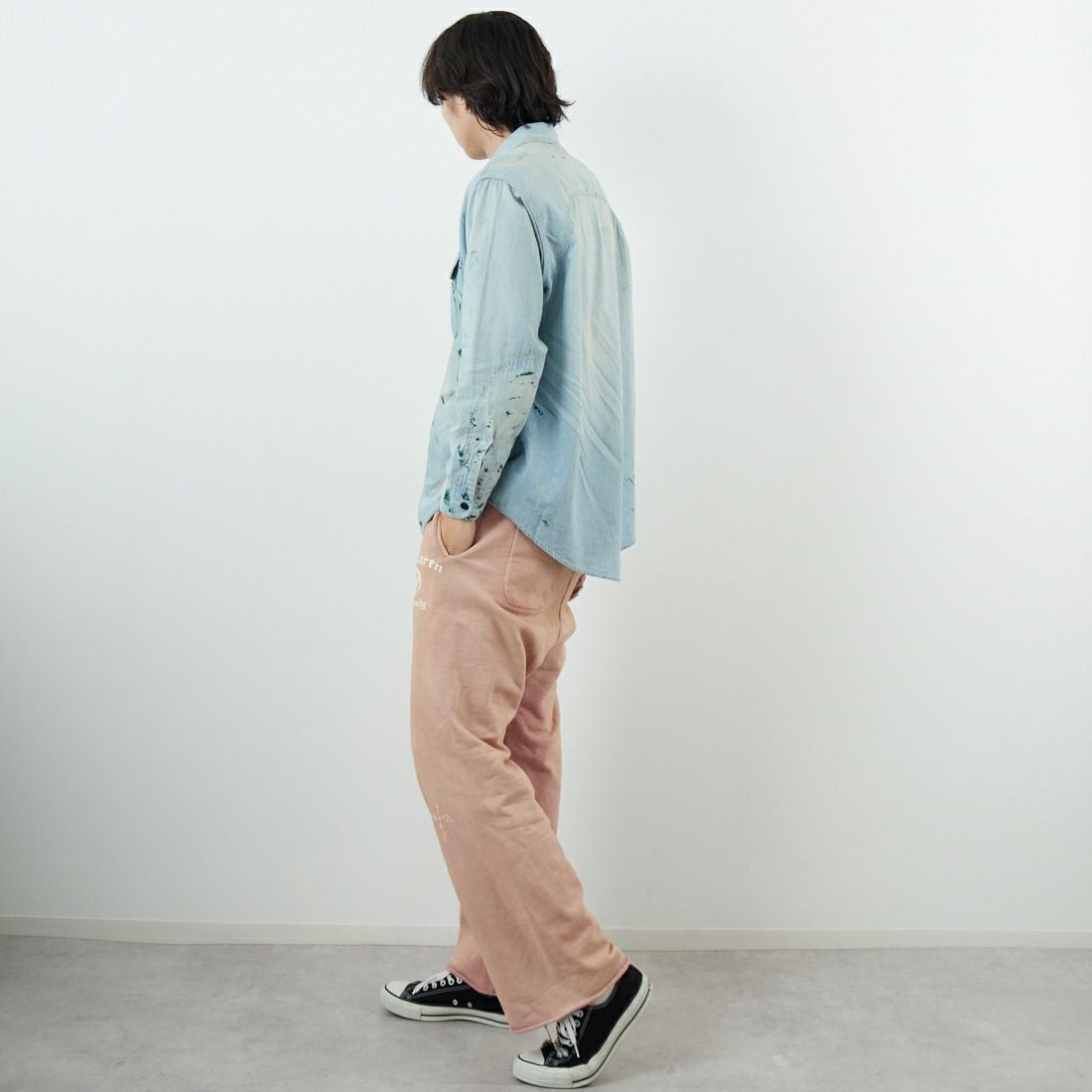 BOW WOW [バウワウ] ペイントステインドシャンブレーシャツ [BW252-PSCSV] AGED INDIG &&モデル身長：179cm 着用サイズ：M&&