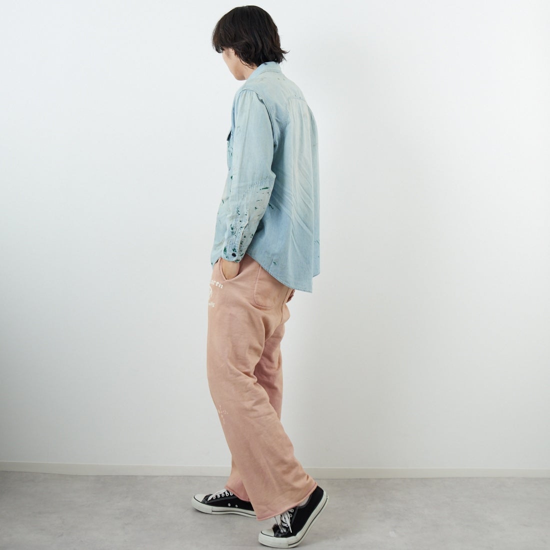 BOW WOW [バウワウ] ペイントステインドシャンブレーシャツ [BW252-PSCSV] AGED INDIG &&モデル身長：179cm 着用サイズ：M&&