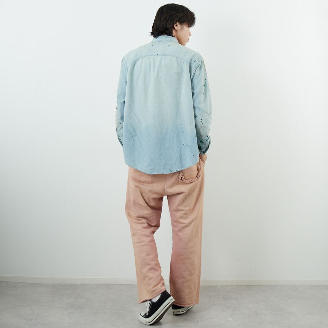 BOW WOW [バウワウ] ペイントステインドシャンブレーシャツ [BW252-PSCSV] AGED INDIG &&モデル身長：179cm 着用サイズ：M&&