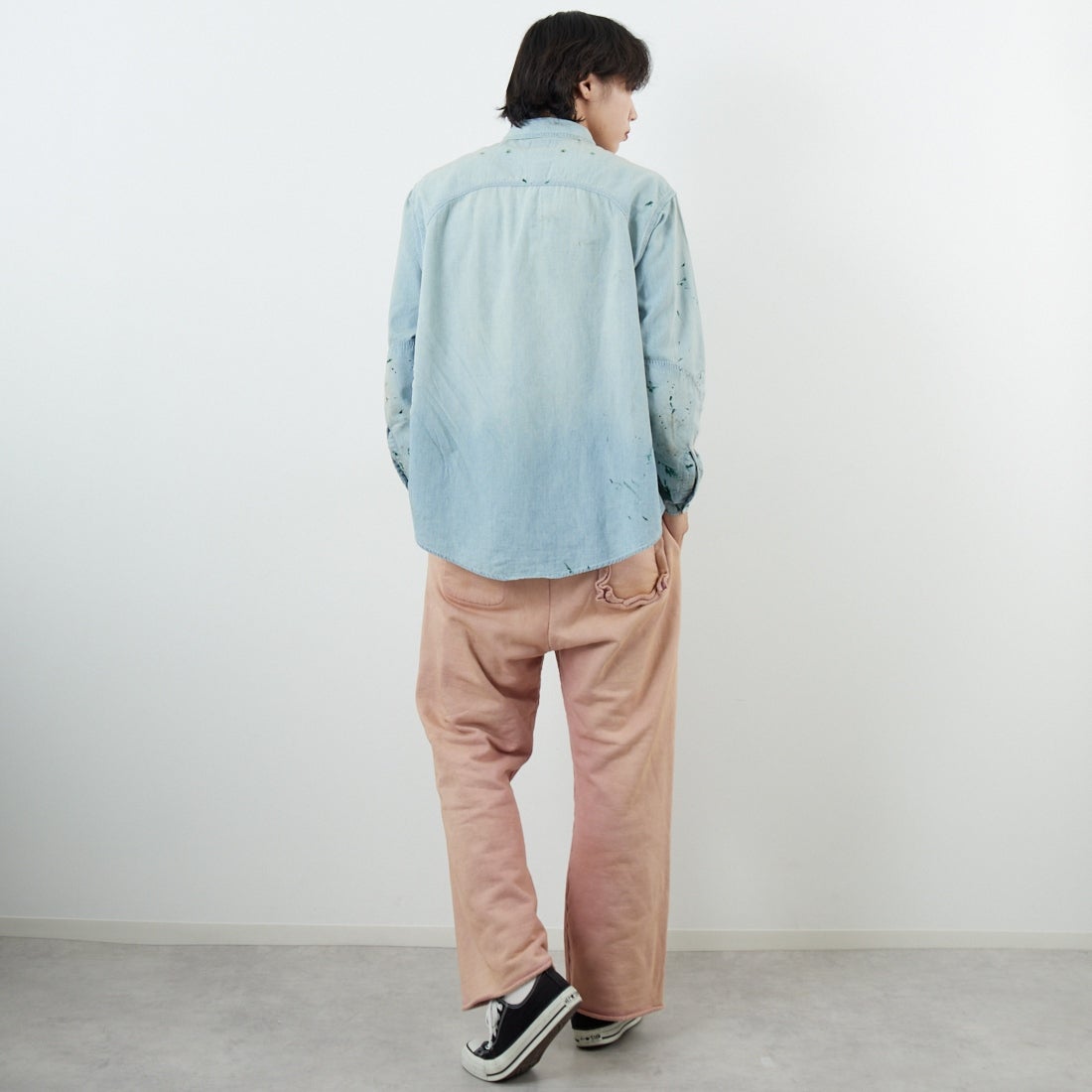 BOW WOW [バウワウ] ペイントステインドシャンブレーシャツ [BW252-PSCSV] AGED INDIG &&モデル身長：179cm 着用サイズ：M&&