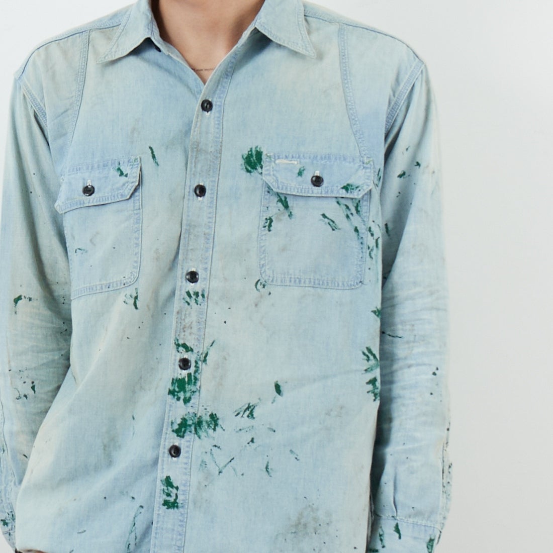 BOW WOW [バウワウ] ペイントステインドシャンブレーシャツ [BW252-PSCSV] AGED INDIG &&モデル身長：179cm 着用サイズ：M&&