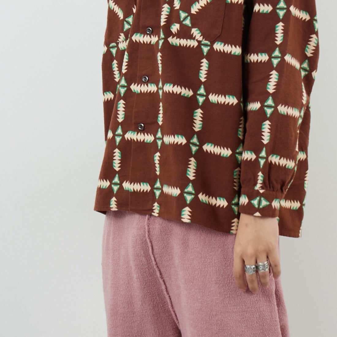 BOW WOW [バウワウ] ナバホプリントフランネルシャツ [BW252-NPFS] BROWN &&モデル身長：179cm 着用サイズ：M&&