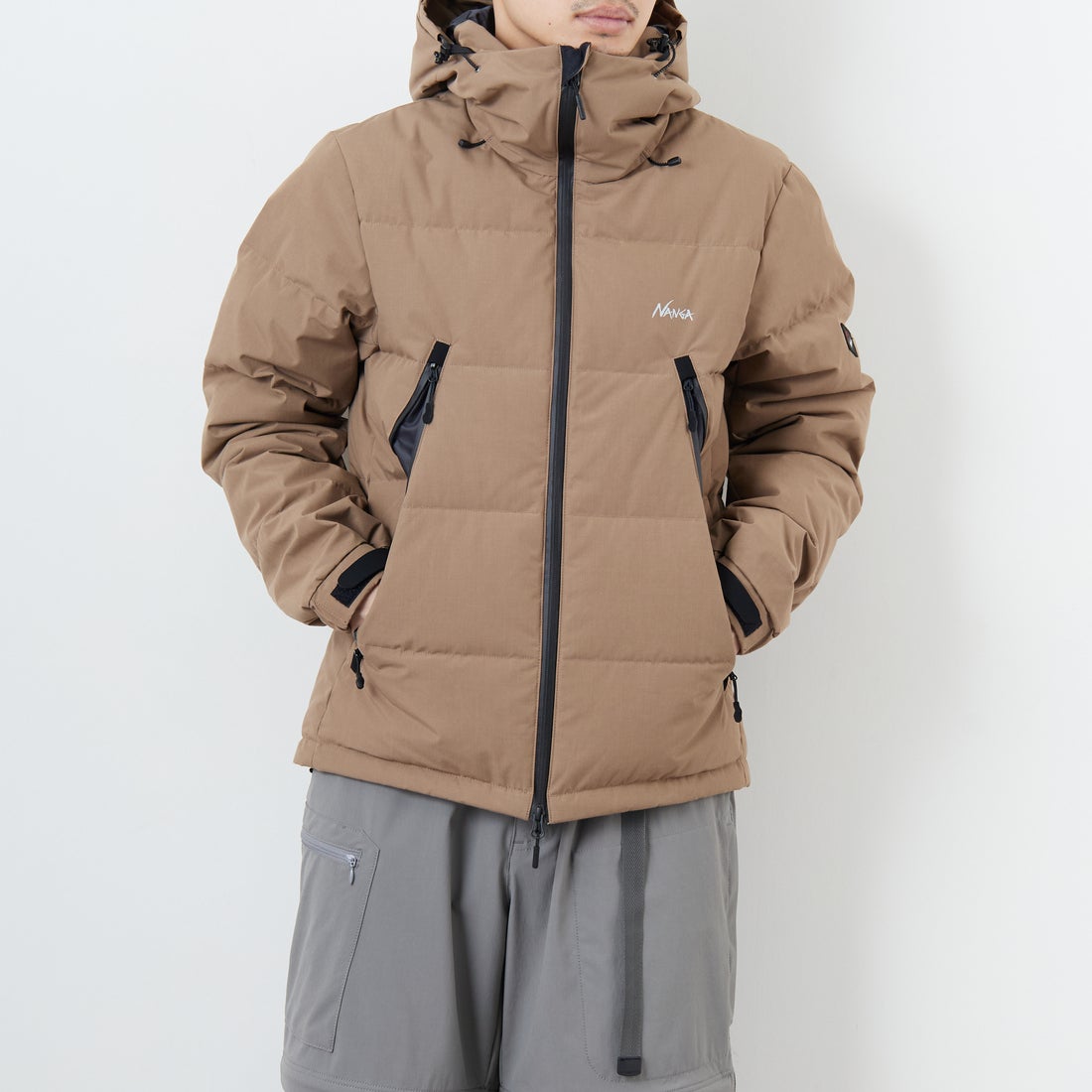 JEANSFACTORY × NANGA [ジーンズファクトリー × ナンガ] 別注 HINOC 難燃タフタダウンジャケット [JMP-254-031-JF] BEIGE &&モデル身長：168cm 着用サイズ：M&&