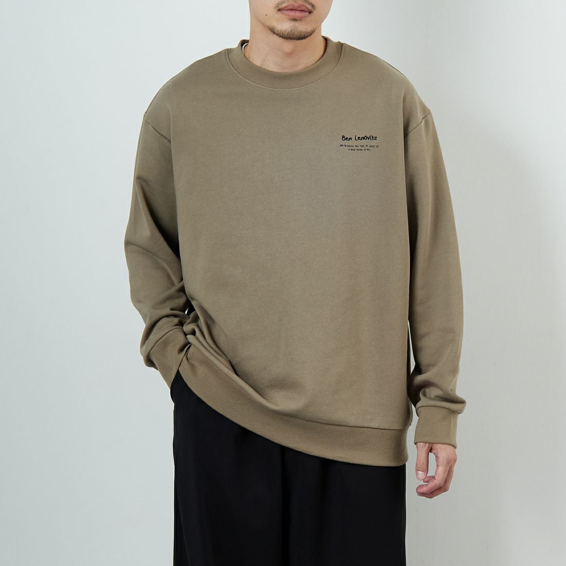 Ben Lenovitz [ベン レノビッツ] 別注 ドッグバックプリントスウェット [BL25F-002IN-JF] BEIGE &&モデル身長：168cm 着用サイズ：M&&