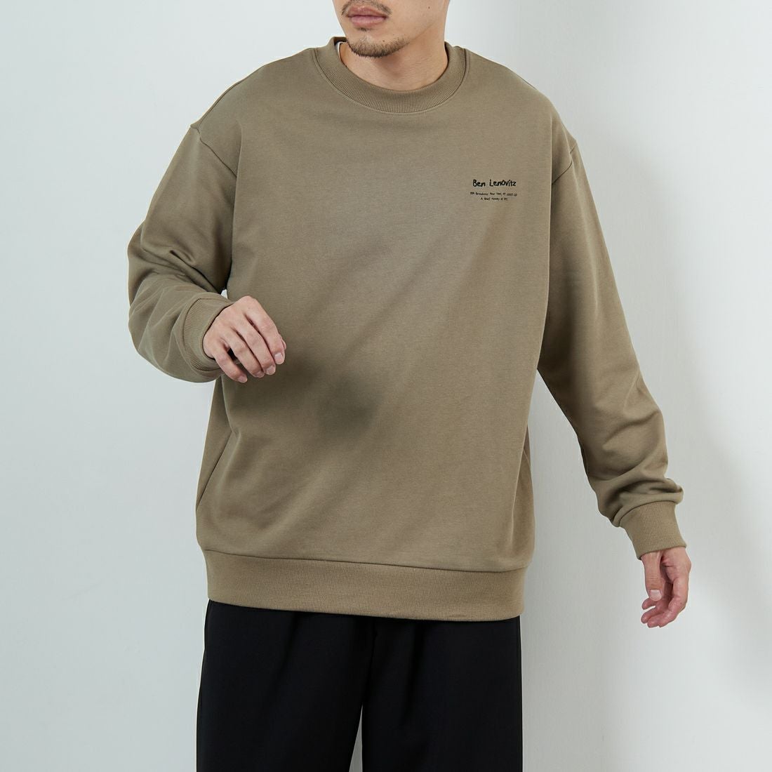 Ben Lenovitz [ベン レノビッツ] 別注 ドッグバックプリントスウェット [BL25F-002IN-JF] BEIGE &&モデル身長：168cm 着用サイズ：M&&
