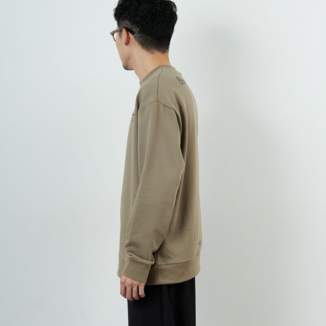 Ben Lenovitz [ベン レノビッツ] 別注 ドッグバックプリントスウェット [BL25F-002IN-JF] BEIGE &&モデル身長：168cm 着用サイズ：M&&