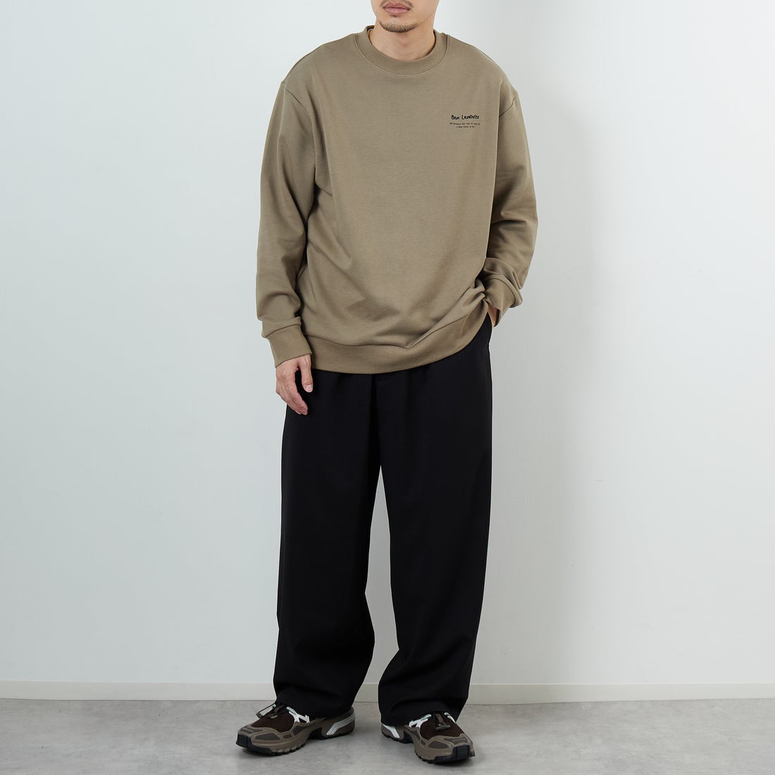 Ben Lenovitz [ベン レノビッツ] 別注 ドッグバックプリントスウェット [BL25F-002IN-JF] BEIGE &&モデル身長：168cm 着用サイズ：M&&