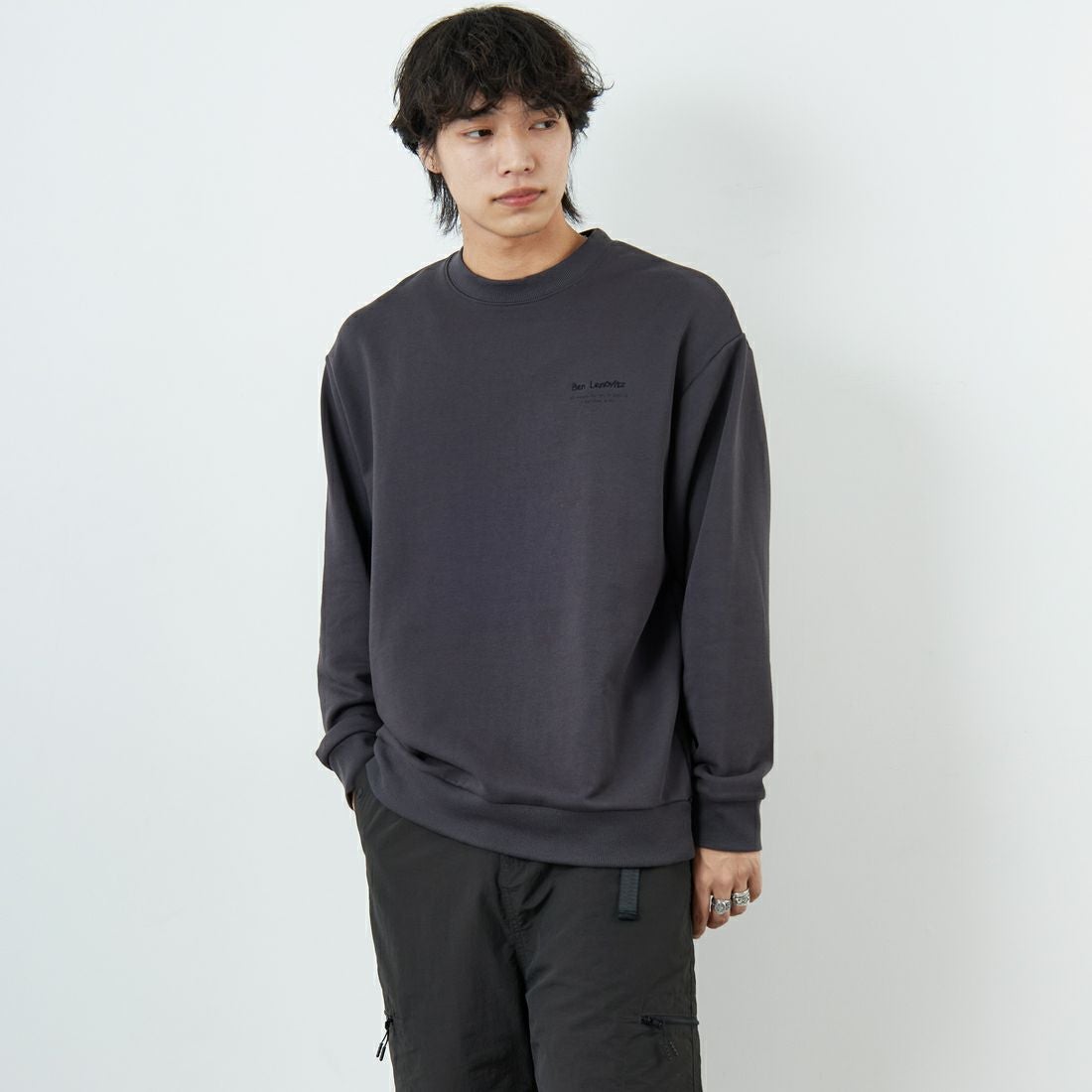 Ben Lenovitz [ベン レノビッツ] 別注 ドッグバックプリントスウェット [BL25F-003IN-JF] CHARCOAL &&モデル身長：179cm 着用サイズ：L&&