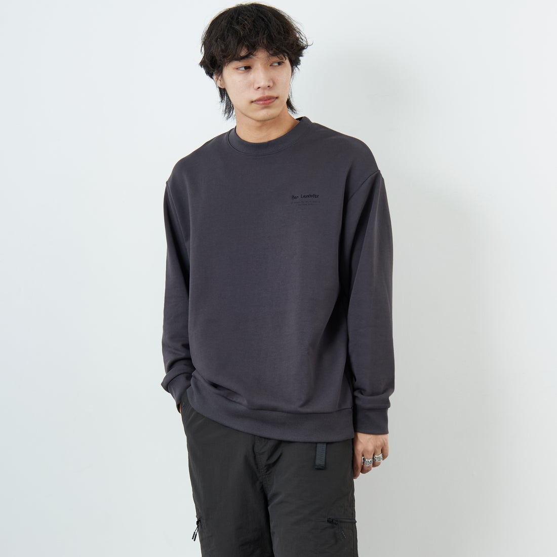 Ben Lenovitz [ベン レノビッツ] 別注 ドッグバックプリントスウェット [BL25F-003IN-JF] CHARCOAL &&モデル身長：179cm 着用サイズ：L&&
