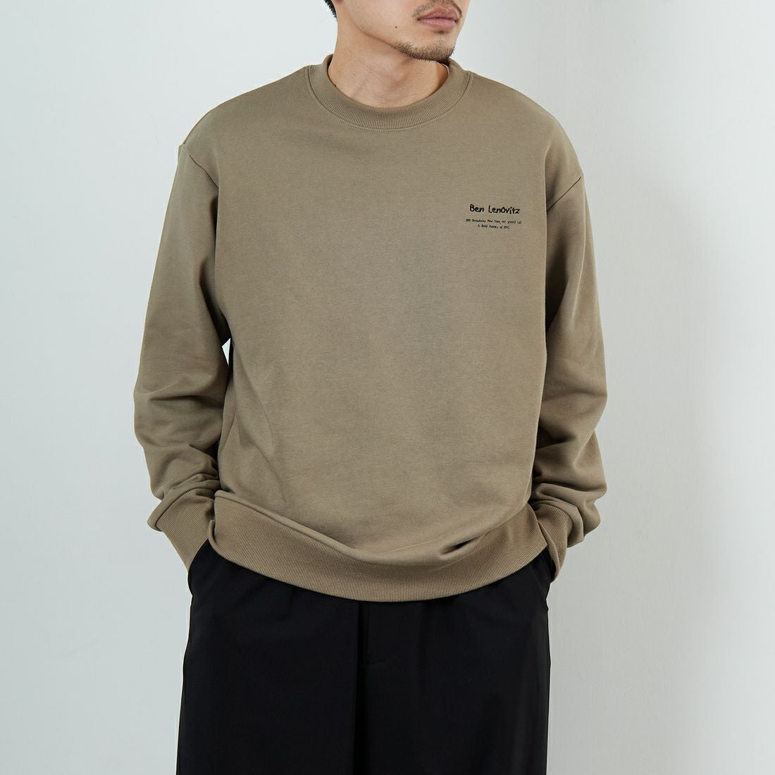 Ben Lenovitz [ベン レノビッツ] 別注 ドッグバックプリントスウェット [BL25F-003IN-JF] BEIGE &&モデル身長：168cm 着用サイズ：M&&