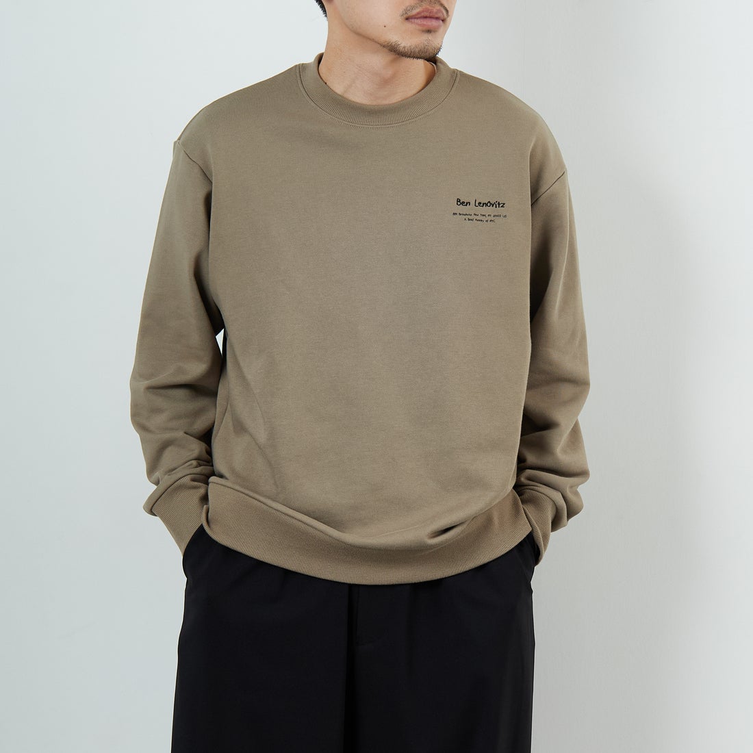 Ben Lenovitz [ベン レノビッツ] 別注 ドッグバックプリントスウェット [BL25F-003IN-JF] BEIGE &&モデル身長：168cm 着用サイズ：M&&