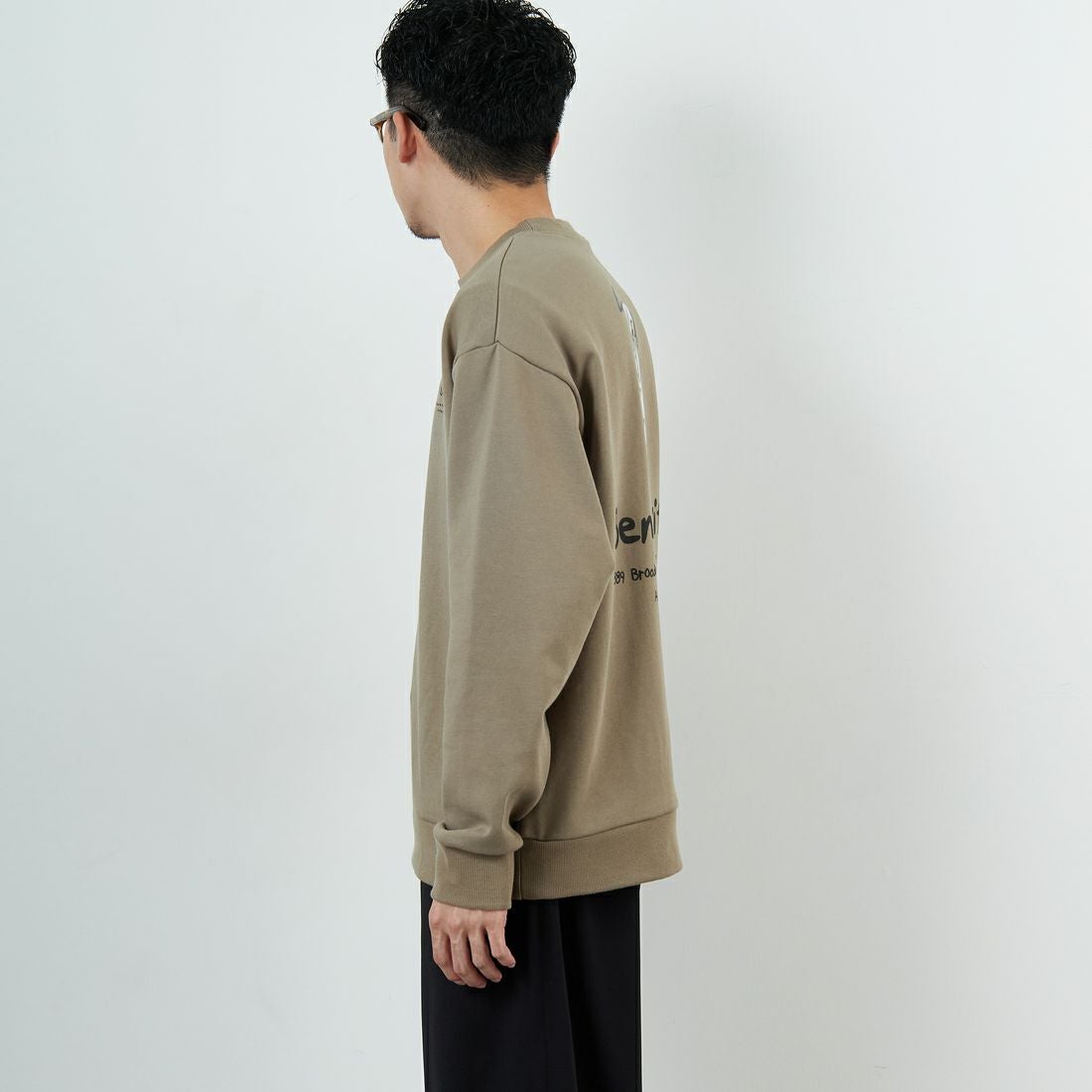 Ben Lenovitz [ベン レノビッツ] 別注 ドッグバックプリントスウェット [BL25F-003IN-JF] BEIGE &&モデル身長：168cm 着用サイズ：M&&
