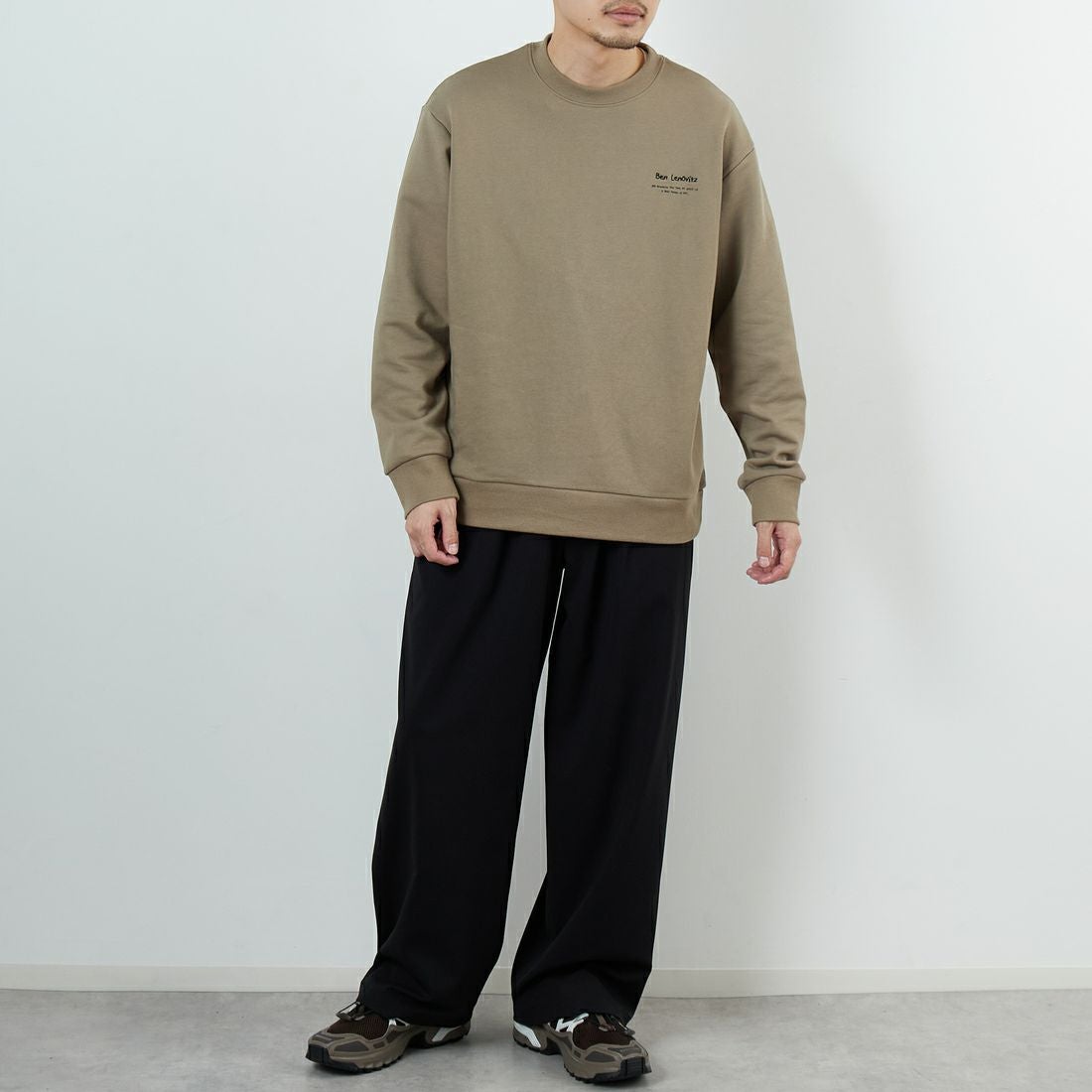 Ben Lenovitz [ベン レノビッツ] 別注 ドッグバックプリントスウェット [BL25F-003IN-JF] BEIGE &&モデル身長：168cm 着用サイズ：M&&