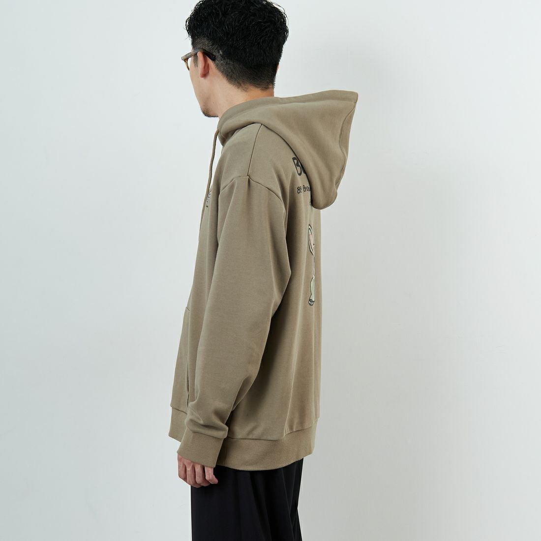 Ben Lenovitz [ベン レノビッツ] 別注 ドッグバックプリントスウェットパーカー [BL25F-004IN-JF] BEIGE &&モデル身長：168cm 着用サイズ：M&&