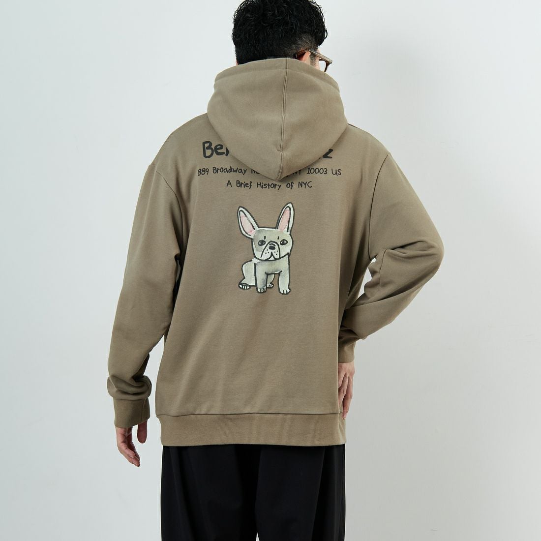 Ben Lenovitz [ベン レノビッツ] 別注 ドッグバックプリントスウェットパーカー [BL25F-004IN-JF] BEIGE &&モデル身長：168cm 着用サイズ：M&&