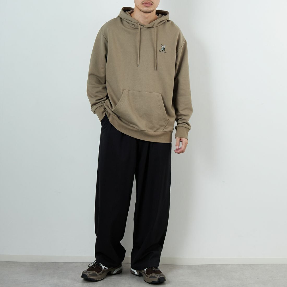 Ben Lenovitz [ベン レノビッツ] 別注 ドッグバックプリントスウェットパーカー [BL25F-004IN-JF] BEIGE &&モデル身長：168cm 着用サイズ：M&&