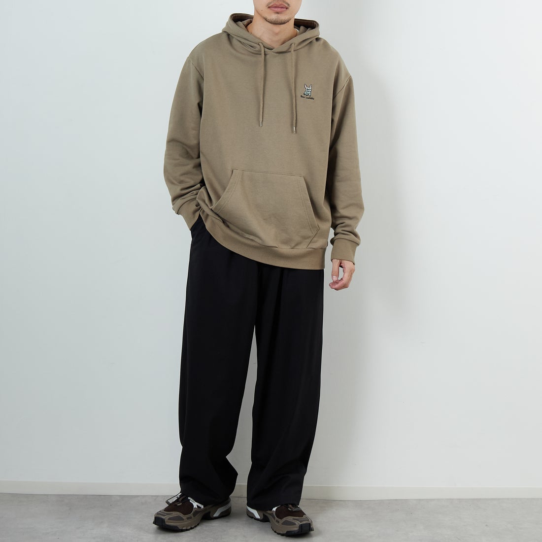 Ben Lenovitz [ベン レノビッツ] 別注 ドッグバックプリントスウェットパーカー [BL25F-004IN-JF] BEIGE &&モデル身長：168cm 着用サイズ：M&&