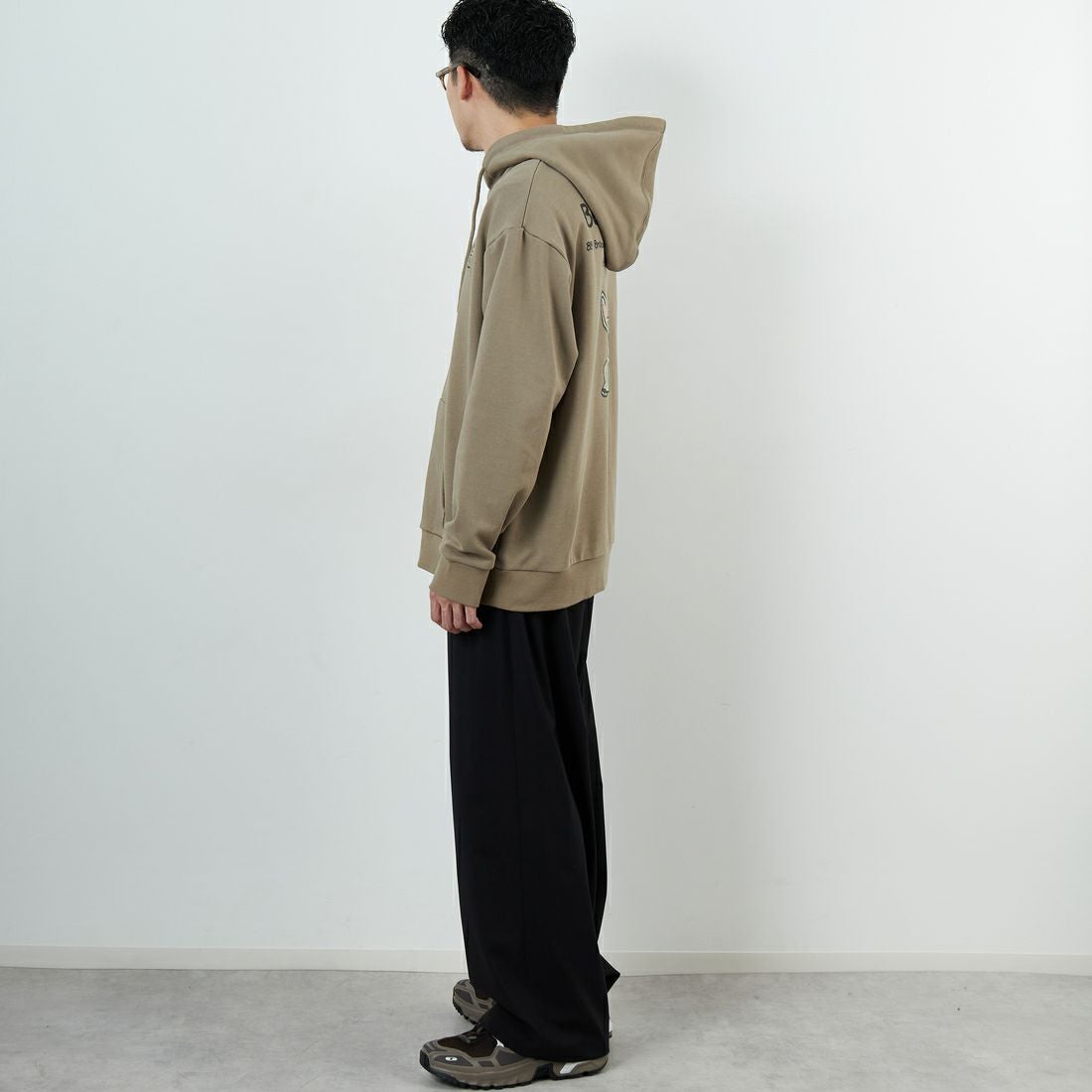 Ben Lenovitz [ベン レノビッツ] 別注 ドッグバックプリントスウェットパーカー [BL25F-004IN-JF] BEIGE &&モデル身長：168cm 着用サイズ：M&&