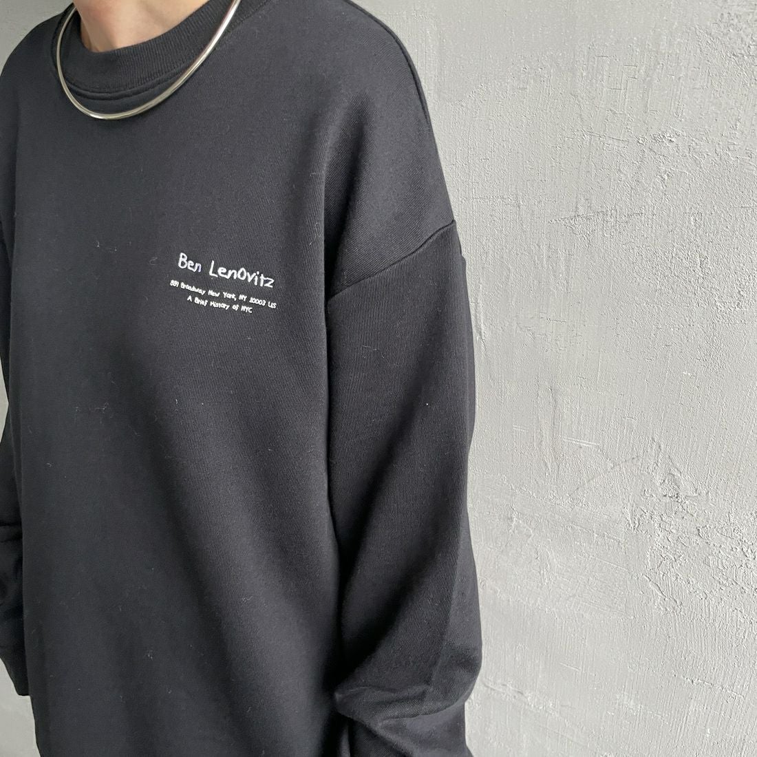Ben Lenovitz [ベン レノビッツ] 別注 ドッグバックプリントスウェット [BL25F-001IN-JF] BLACK &&モデル身長：150cm 着用サイズ：S&&