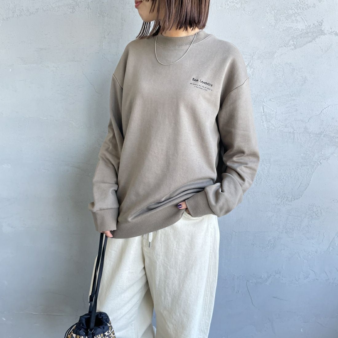 Ben Lenovitz [ベン レノビッツ] 別注 ドッグバックプリントスウェット [BL25F-002IN-JF] BEIGE &&モデル身長：159cm 着用サイズ：S&&