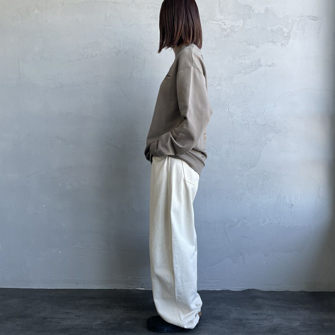 Ben Lenovitz [ベン レノビッツ] 別注 ドッグバックプリントスウェット [BL25F-002IN-JF] BEIGE &&モデル身長：159cm 着用サイズ：S&&