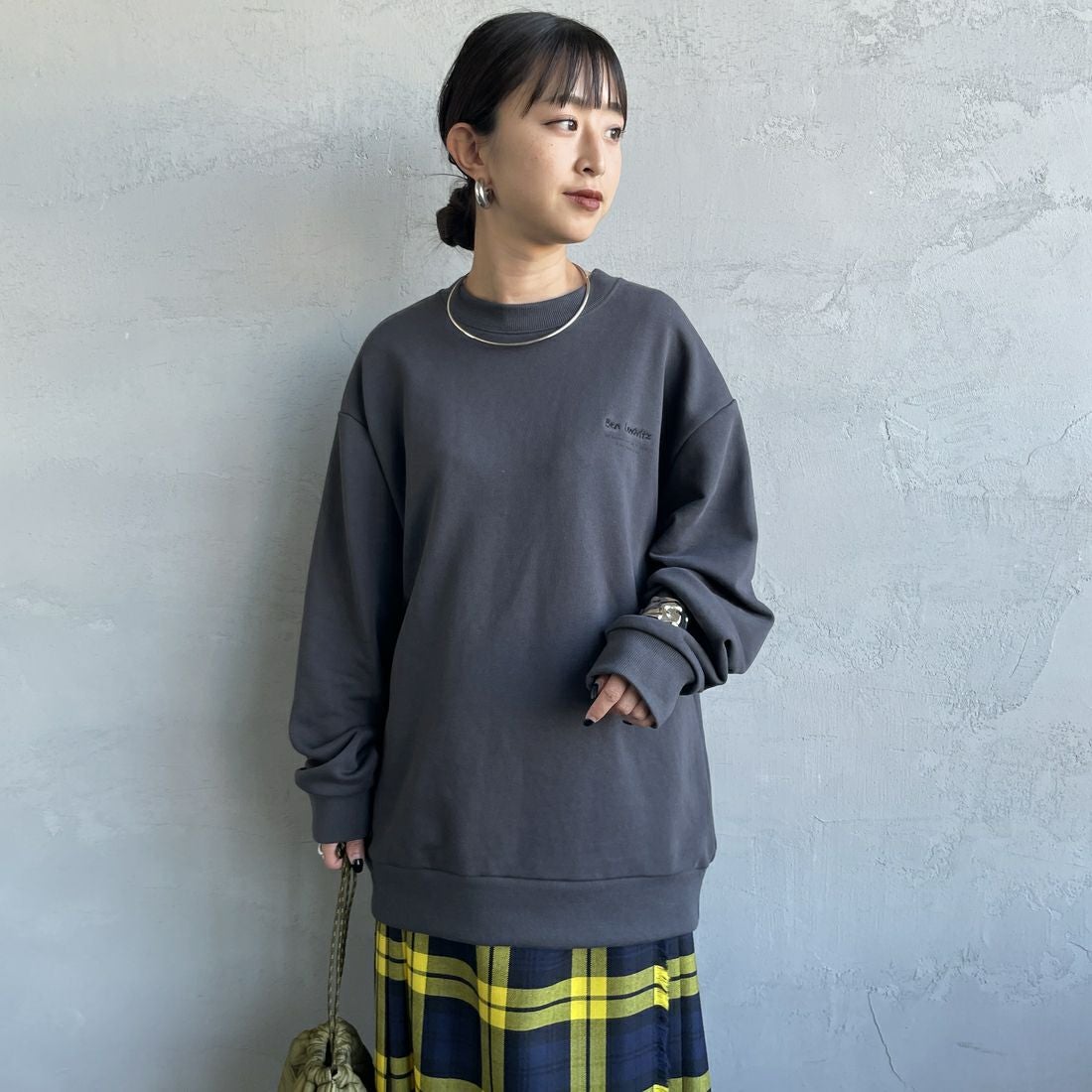 Ben Lenovitz [ベン レノビッツ] 別注 ドッグバックプリントスウェット [BL25F-003IN-JF] CHARCOAL &&モデル身長：150cm 着用サイズ：S&&