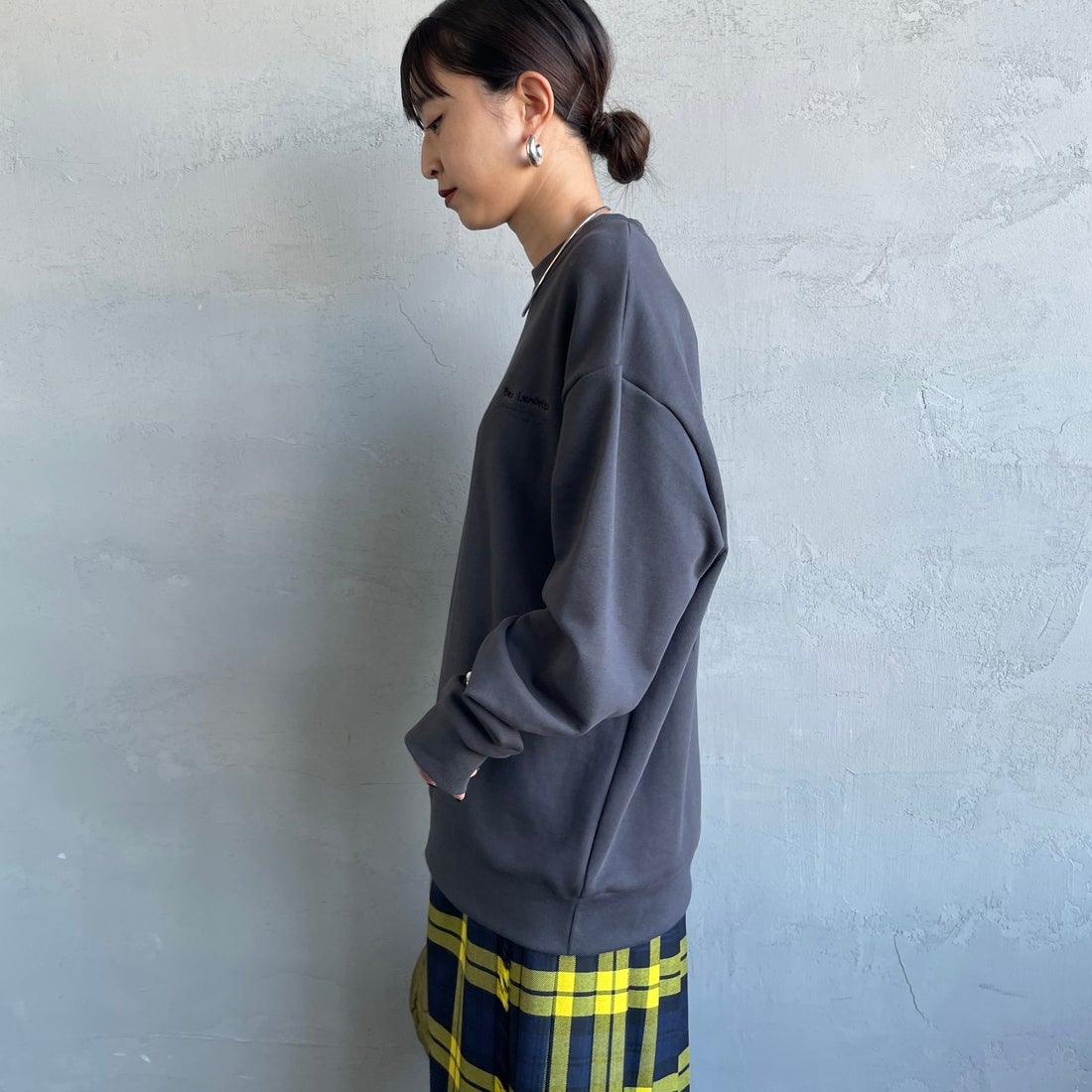Ben Lenovitz [ベン レノビッツ] 別注 ドッグバックプリントスウェット [BL25F-003IN-JF] CHARCOAL &&モデル身長：150cm 着用サイズ：S&&
