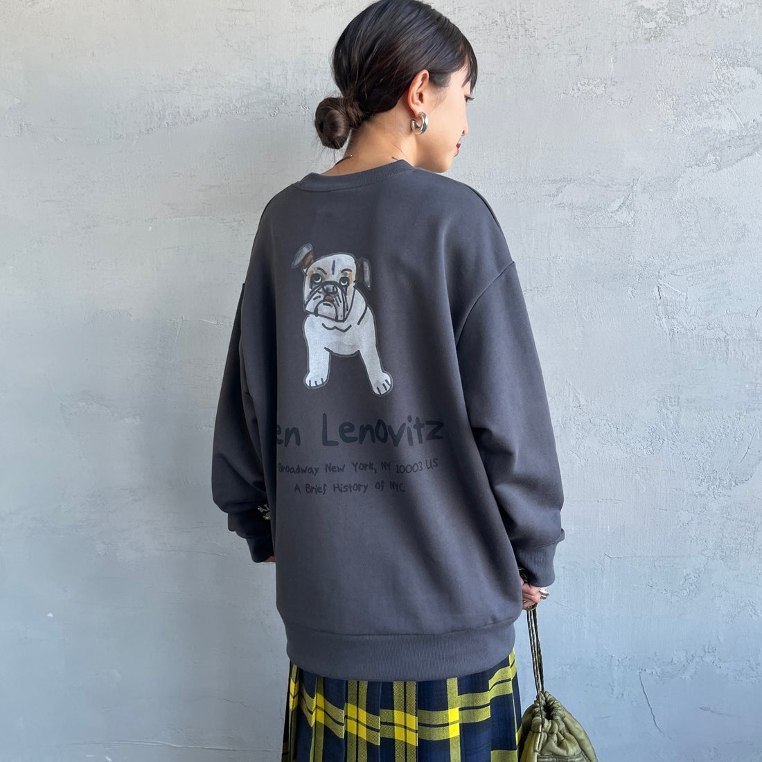 Ben Lenovitz [ベン レノビッツ] 別注 ドッグバックプリントスウェット [BL25F-003IN-JF] CHARCOAL &&モデル身長：150cm 着用サイズ：S&&
