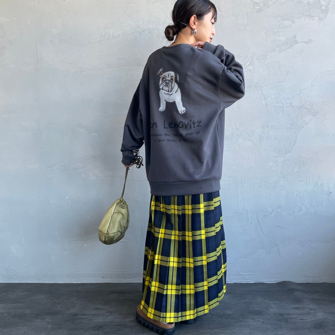 Ben Lenovitz [ベン レノビッツ] 別注 ドッグバックプリントスウェット [BL25F-003IN-JF] CHARCOAL &&モデル身長：150cm 着用サイズ：S&&
